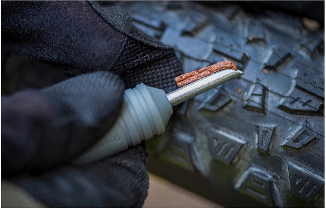 Blackburn Plugger Tubeless Tire Repair Kit 5 Blackburn Plugger Tubeless Tire Repair Kit – Bild 5